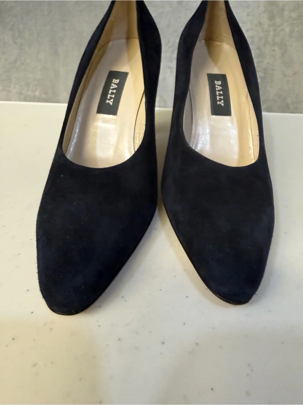 Bally Suede Heels Size 7.5 Navy Pumps with Gold Chain Heel Detail - Picture 4 of 9
